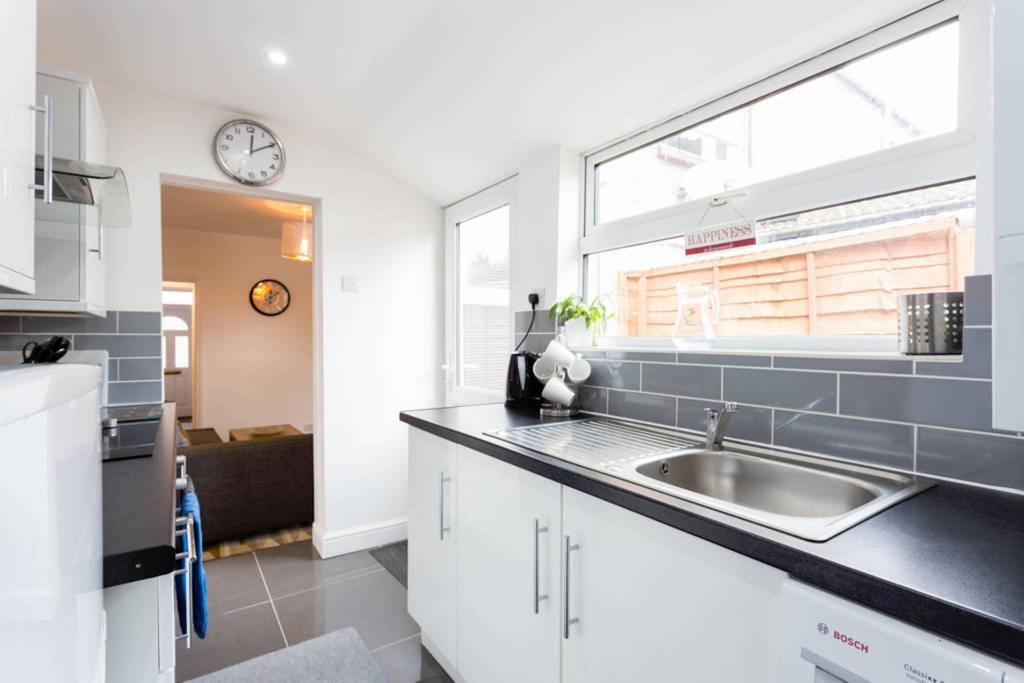 Ashton House - Stylish 2 Bedroom House, Close To Luton Town Center & Airport ภายนอก รูปภาพ