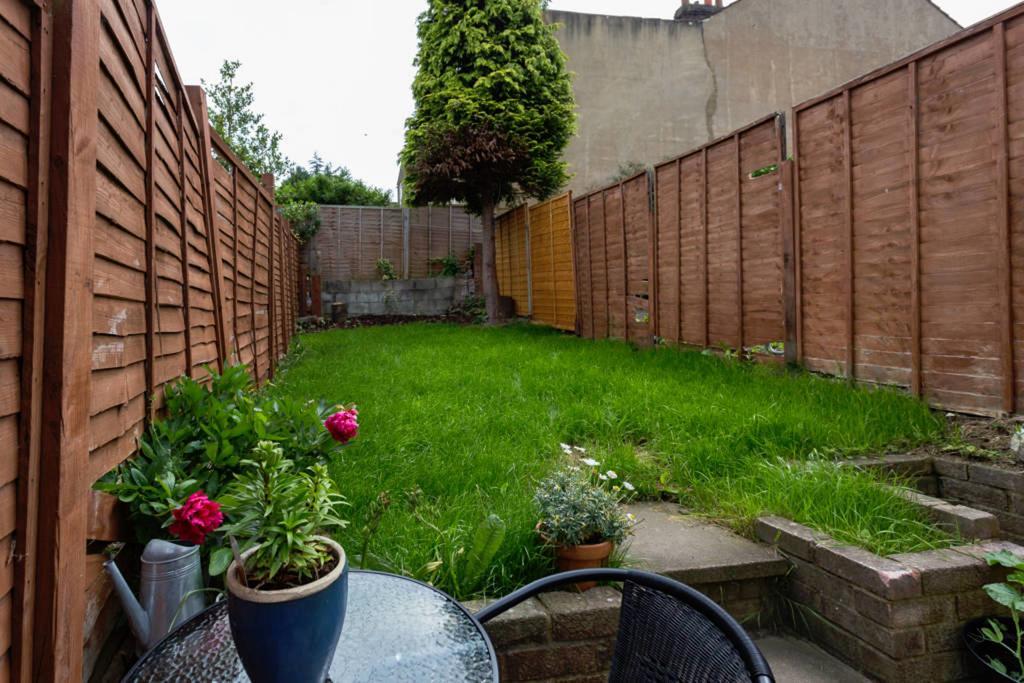 Ashton House - Stylish 2 Bedroom House, Close To Luton Town Center & Airport ภายนอก รูปภาพ